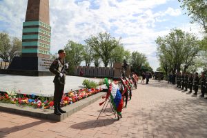 Астраханские поисковики на возложении венков и цветов к памятникам и обелискам погибшим воинам в честь 74-й годовщины Победы